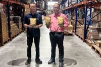 Lawatan Muhammad Shazwan (kiri) ke pusat pengoperasian pembungkusan dan penghantaran baja Sinergrow 65 di Flash Fulfilment, Puncak Alam, Selangor.