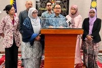 Azli (tiga dari kanan) ketika sidang akhbar di bangunan Parlimen pada Khamis.