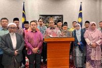 Takiyuddin (tengah) ketika sidang akhbar di bangunan Parlimen pada Khamis.