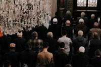 HIDUPKAN malam-malam Ramadan dengan solat tarawih di samping ibadah-ibadah lain. Foto Canva