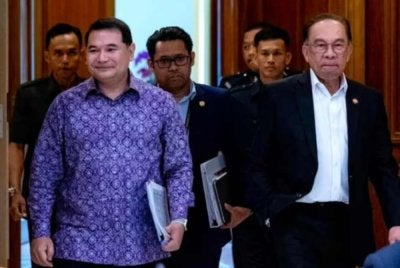 Pada Jun 2026, Rafizi (kiri) menyatakan beliau akan menentukan hala tuju politik sendiri bersama kem penyokongnya dan dijangka meninggalkan PKR diterajui Anwar ketika ini.