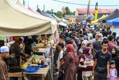 Bazar Ramadan bukan budaya besar ketika itu, sekadar gerai kecil di tepi jalan. Kini, bazaar Ramadan menjadi pesta makanan. Foto fail Bernama