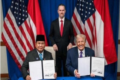 Prabowo (kiri) dan Trump semasa menandatangani perjanjian perdagangan antara Indonesia dan AS di Washington.-Agensi
