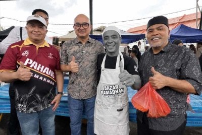 Gambar bersama Allahyarham Mohd Awi (dua dari kanan) yang dikongsi Exco Komunikasi dan Multimedia Pahang, Fadzli Mohamad Kamal di Facebook.