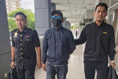 Ismail Saari dibawa SPRM ke Mahkamah Sesyen Seremban.