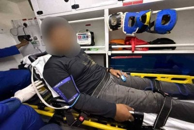 Pegawai Imigresen yang patah kaki kini dirawat di Hospital Kuala Lumpur.