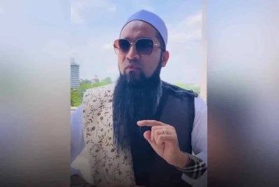 Mahadi yang mewakili syarikat AUF MBZ mengaku tidak bersalah di Mahkamah Sesyen Kuala Lumpur pada Khamis atas dua pertuduhan menjalankan urusan dalam aktiviti terkawal sekuriti tanpa lesen.