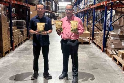 Lawatan Muhammad Shazwan (kiri) ke pusat pengoperasian pembungkusan dan penghantaran baja Sinergrow 65 di Flash Fulfilment, Puncak Alam, Selangor.