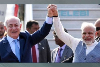 Perdana Menteri Israel Benjamin Netanyahu dan Modi menggenggam tangan erat bersama. - Foto: Agensi