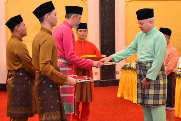 Penyerahan zakat didahului oleh Jakel Ipoh yang diwakili Ketua Pegawai Operasi Kumpulan Jakel, Datuk Mohamed Nizam Mohamed Jakel berjumlah RM300,000.