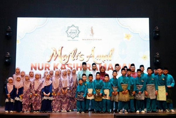 SEBAHAGIAN daripada tetamu yang diraikan dalam majlis tersebut.