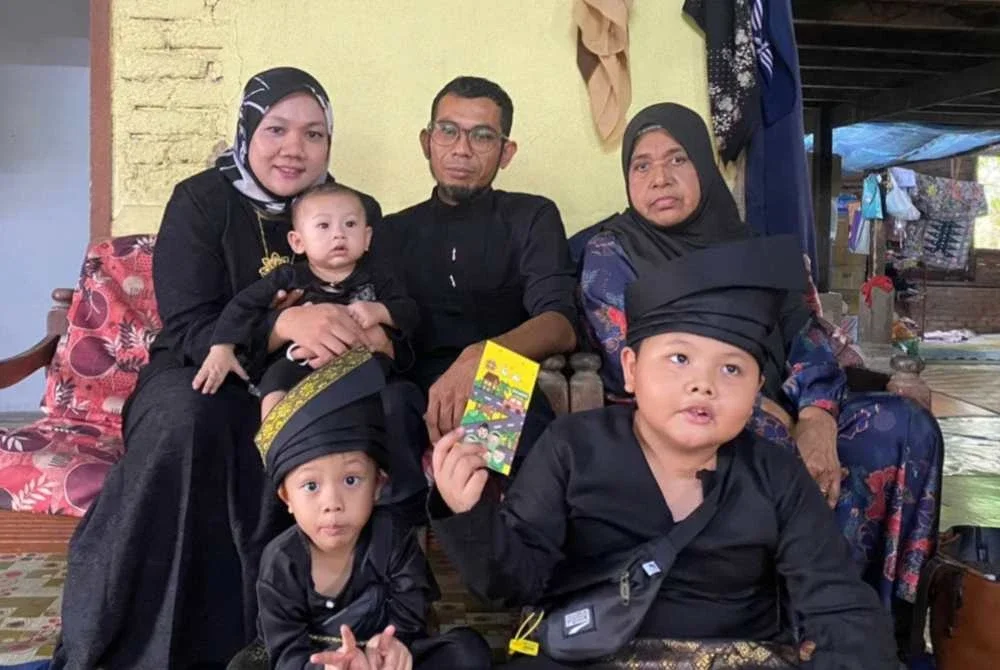 Nur Syafiqa bersama suami, ibu serta tiga anaknya. Foto ihsan Nur Syafiqa