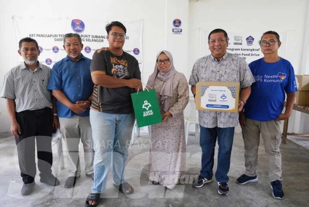 Firdaus (tiga dari kanan) bersama Nik Justin (dua dari kanan) menyampaikan sumbangan al-Quran dan produk Nestle kepada penduduk di Pangsapuri Teratai Taman Bukit Subang, Shah Alam pada Khamis.