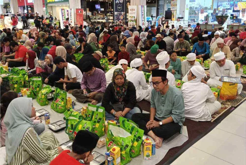 Orang ramai berkumpul dan berbuka puasa bersama dalam suasana harmoni pada Jelajah Iftar Sinar Mydin di Mydin Mutiara Rini.