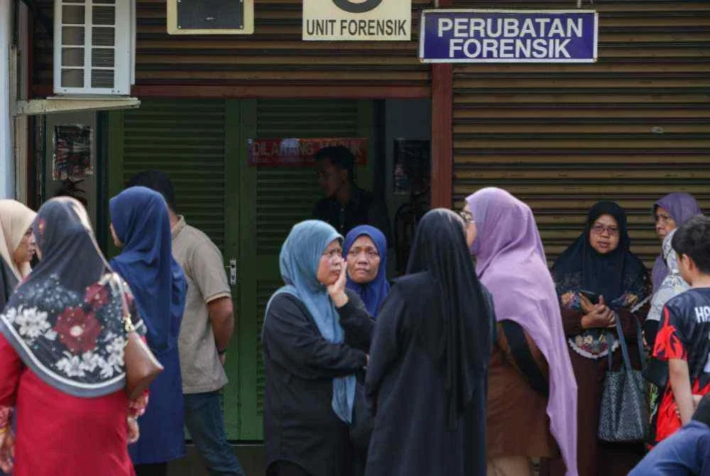 Ahli keluarga dan rakan-rakan kepada lima mangsa sekeluarga yang maut dalam kebakaran di Kampung Pamah Kulat, Ulu Dong awal pagi tadi dilihat berkumpul di Unit Forensik Hospital Raub. - Bernama