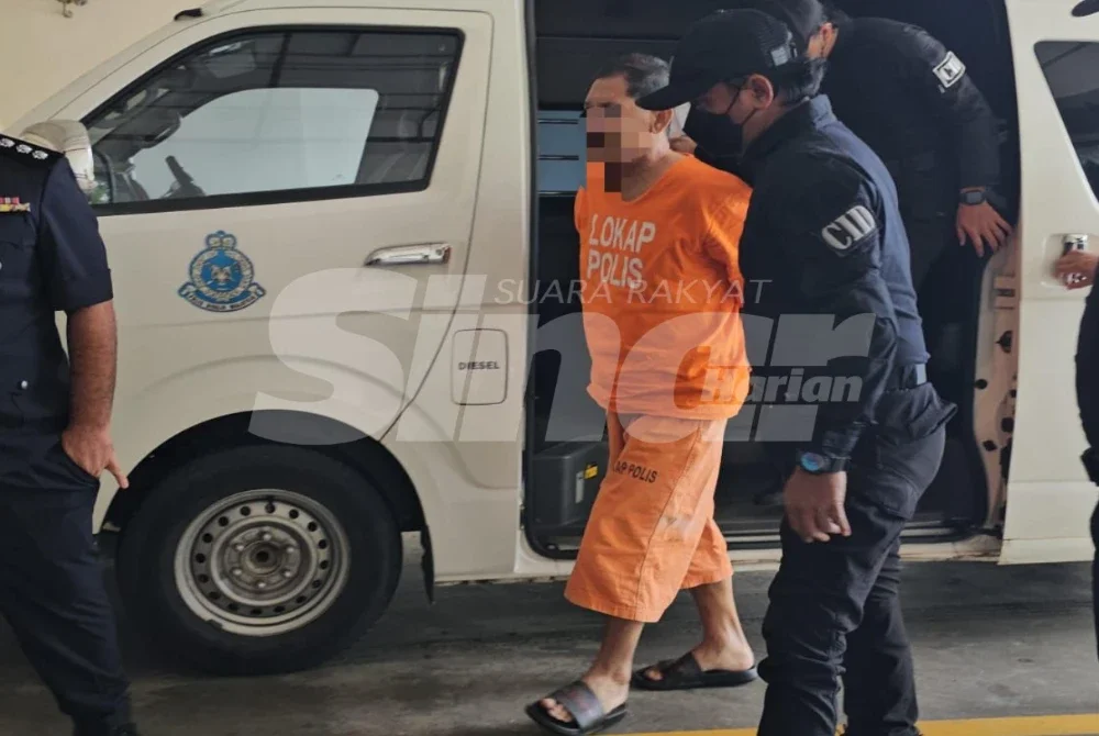 Suspek berusia 71 tahun itu tiba sekitar jam 8.25 pagi menaiki van polis dengan diiringi unit kereta peronda polis (MPV).