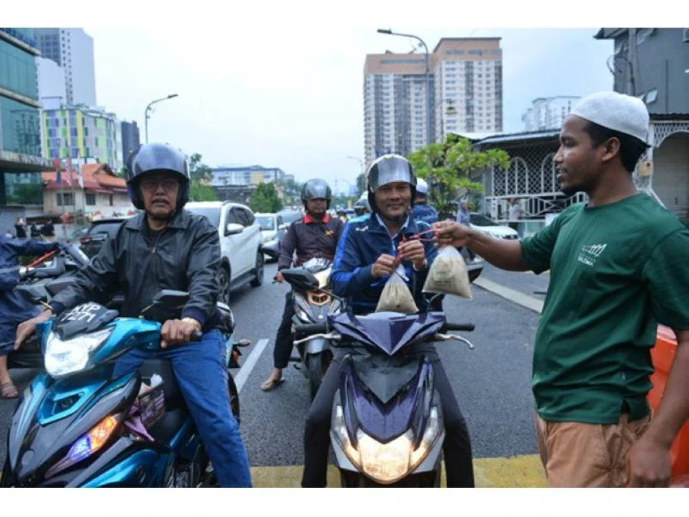 Pengedaran bubur lambuk yang turut dilakukan secara pandu lalu.