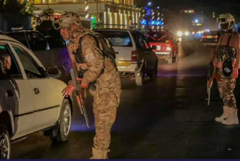 Anggota keselamatan Taliban memeriksa sebuah kenderaan di sekatan jalan raya di Kabul, 26 Februari 2026. Foto Agensi