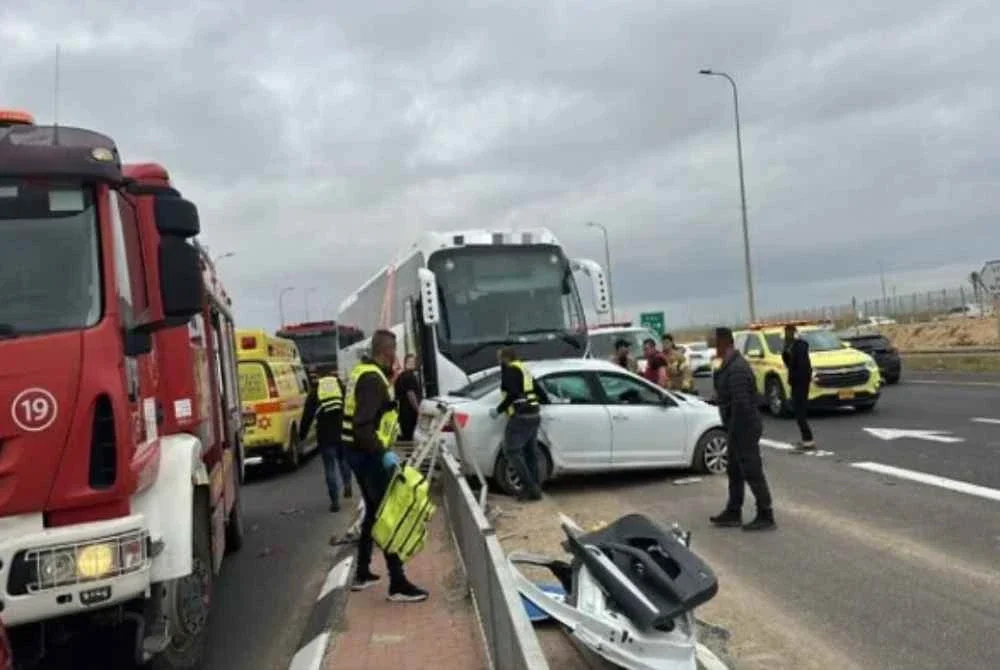 Lokasi kemalangan jalan raya di Persimpangan Nevatim pada 26 Februari 2026 membabitkan sebuah bas yang membawa anggota tentera Israel (IDF), mengakibatkan 11 orang cedera.-Agensi