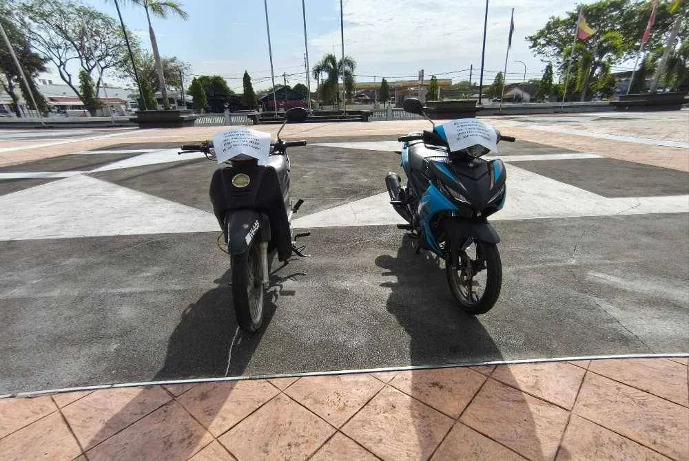 Dua buah motosikal antara yang dirampas dari suspek untuk membantu siasatan. 