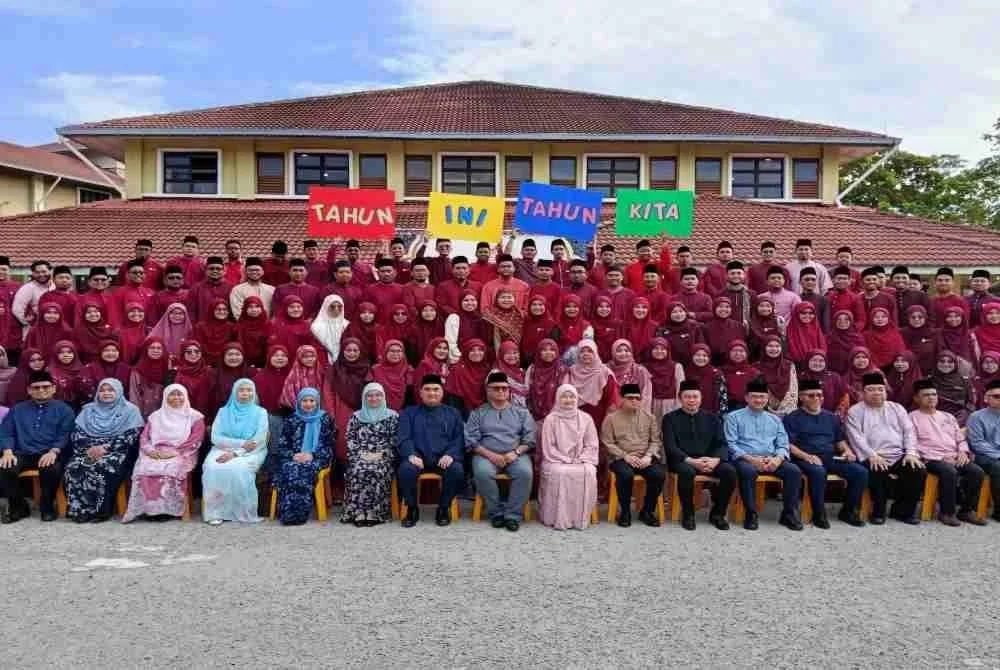Fadhlina (tengah) bergambar bersama warga pendidik di SMKA Maahad Muar.