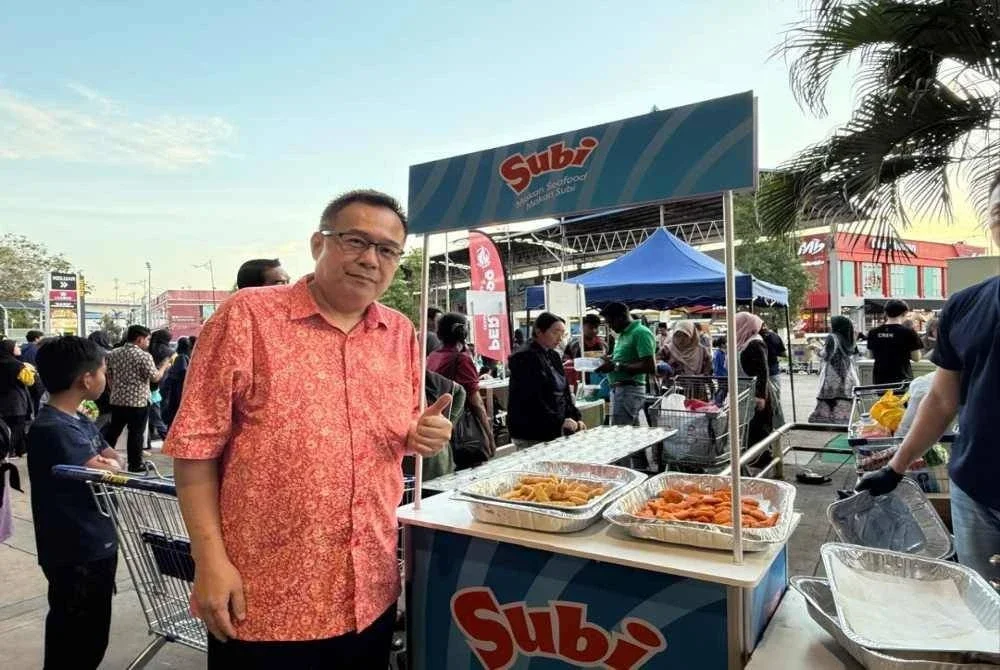 Joseph di kios Subi pada program iftar di Mydin MITC Melaka.