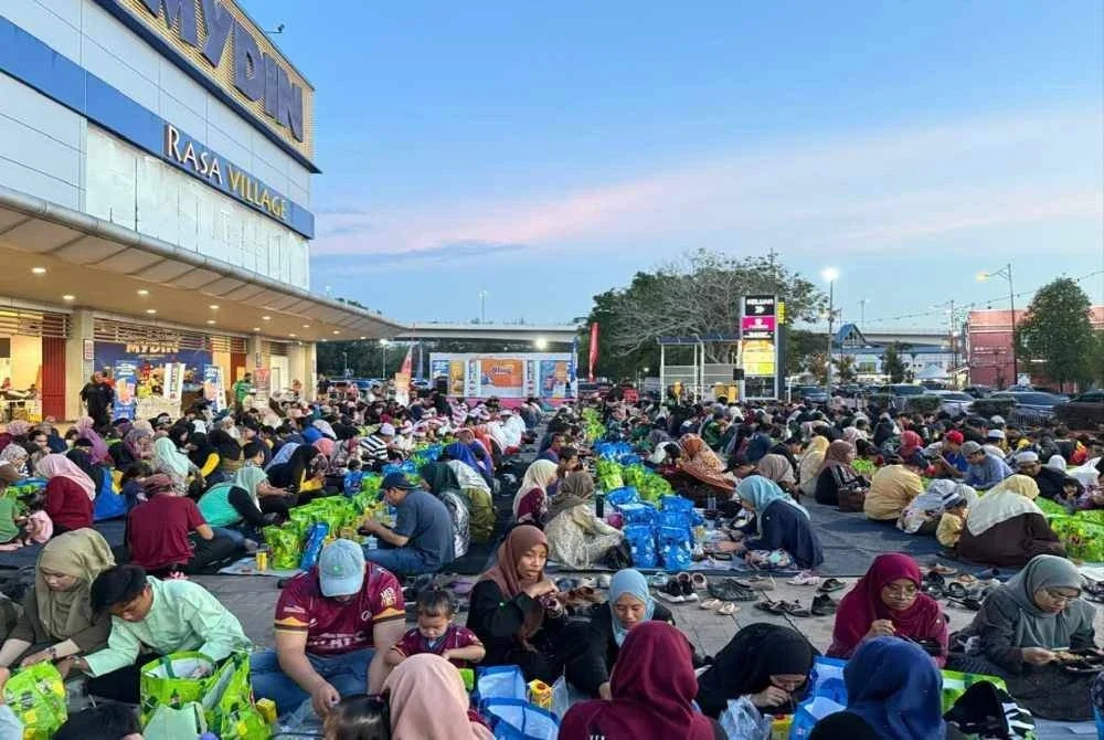 Antara yang hadir memeriahkan acara di Mydin MITC Melaka.