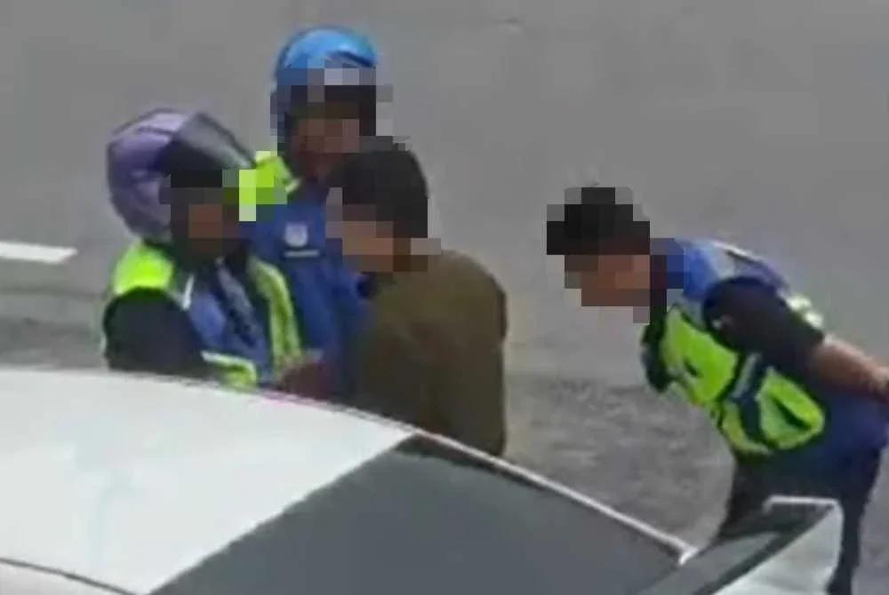Tular video yang mendakwa pegawai polis menerima rasuah daripada pemandu kenderaan. 
