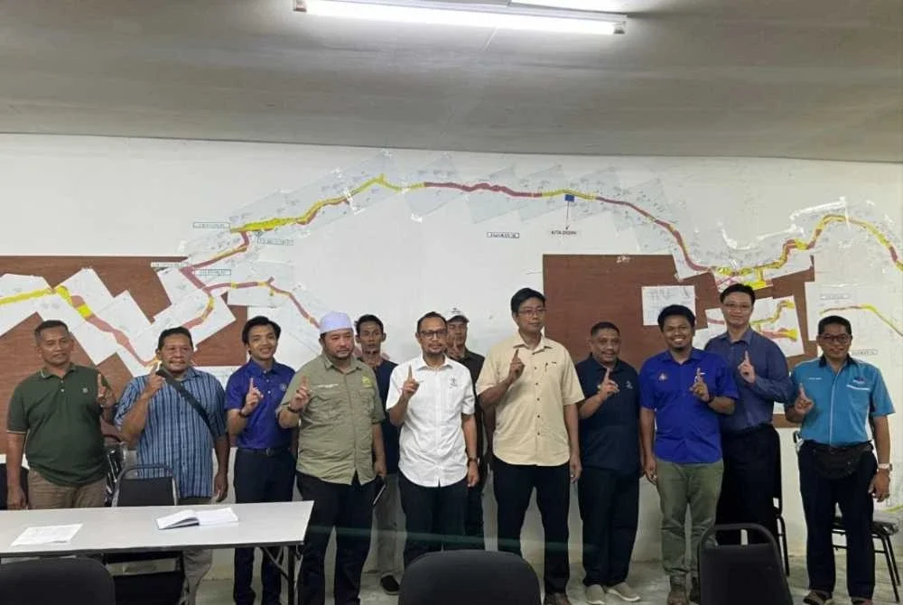 Haris bersama agensi terlibat ketika mengadakan lawatan tapak Projek Jalan Perhubungan Kampung Tuit ke Kampung Mat Daling serta pembinaan jambatan ke Sekolah Kebangsaan (SK) Gusai di Mukim Ulu Tembeling, Jerantut. Foto Pahang Media.