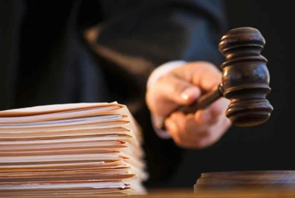 Seorang operator kilang di Kuantan didenda RM10,000 kerana membenarkan orang lain menggunakan akaun banknya. Gambar hiasan 