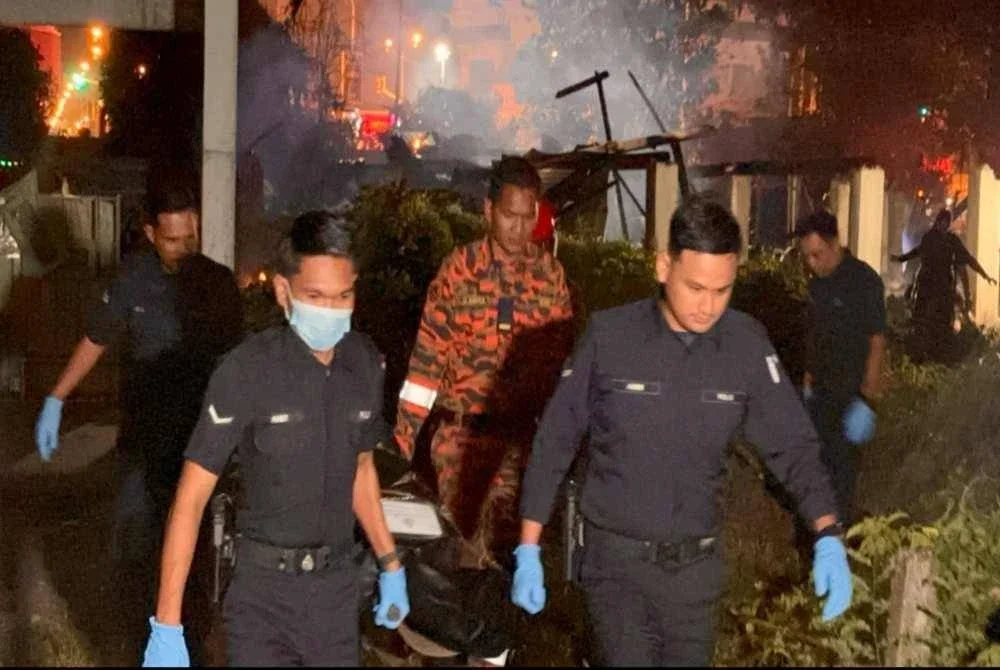 Mayat ditemukan selepas terperangkap dalam rumah yang terbakar.