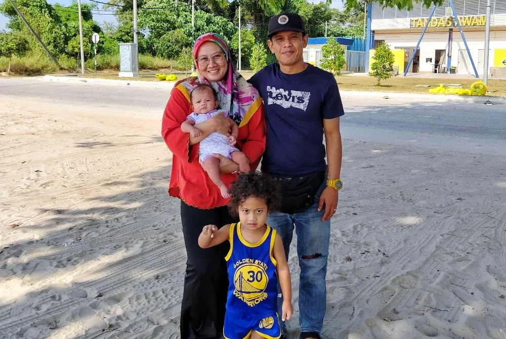 Gambar kenangan Mohd Zaid (kanan) dan Nur Liah (kiri) bersama Allahyarham Muhammad Zahir Adha. Foto ihsan Nur Liah