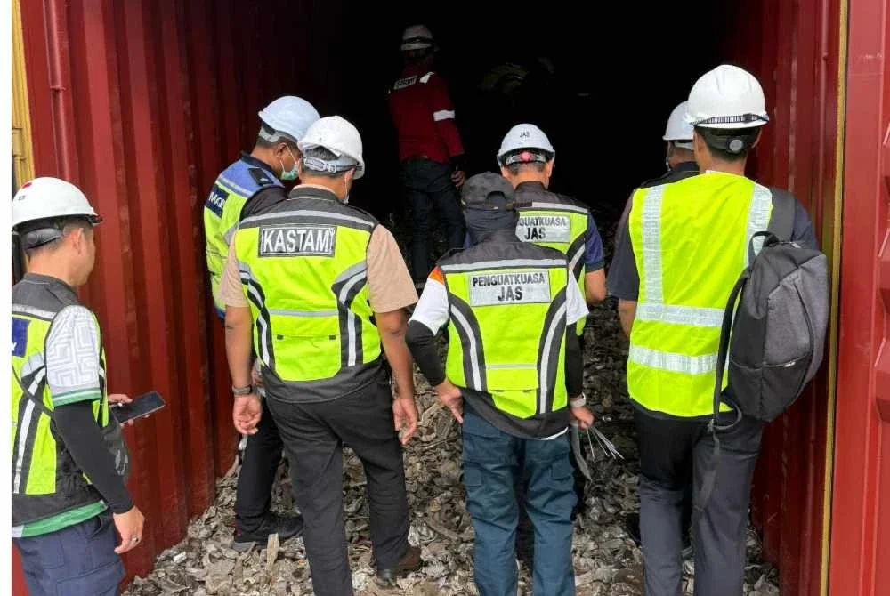 Pegawai operasi menjalankan pemeriksaan ke atas kontena yang ditahan di Pelabuhan Barat, Klang pada Jumaat. Foto AKPS