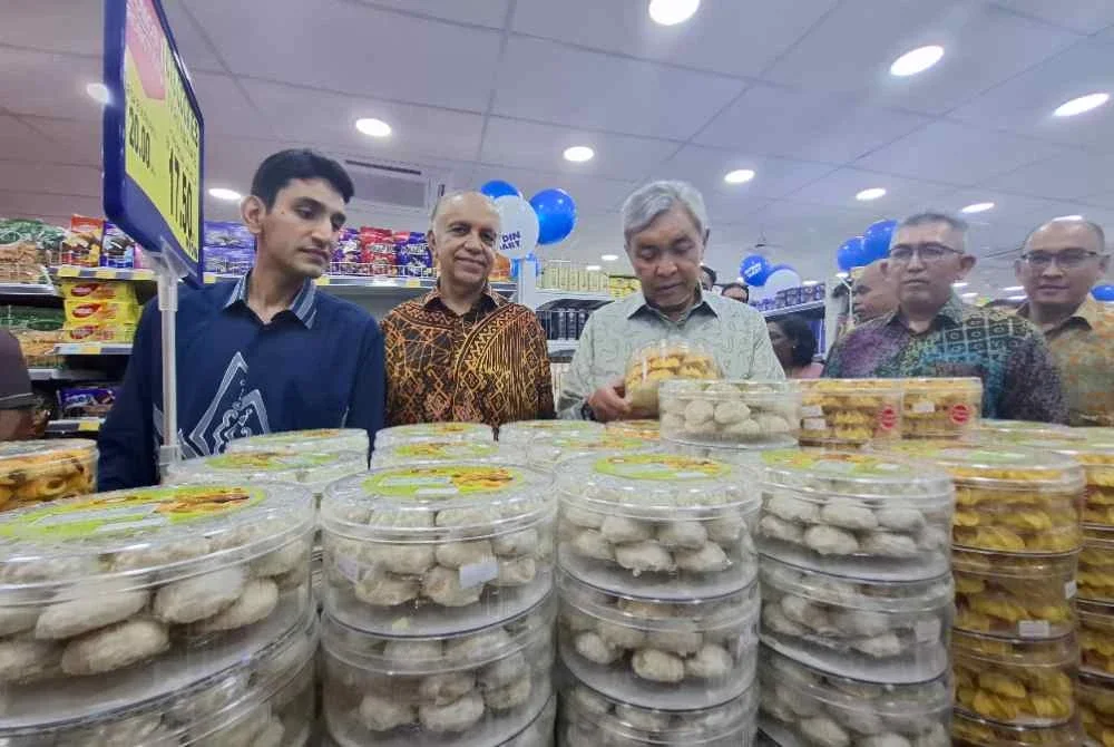 Ahmad Zahid (tengah) meninjau jualan barangan di Mydin Mart Bagan Datuk.