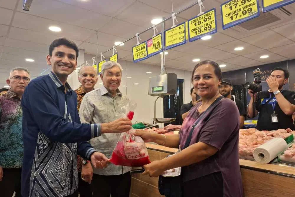 Promosi istimewa ditawarkan termasuk ayam seekor pada harga RM1 sempena pembukaan Mydin Mart Bagan Datuk.