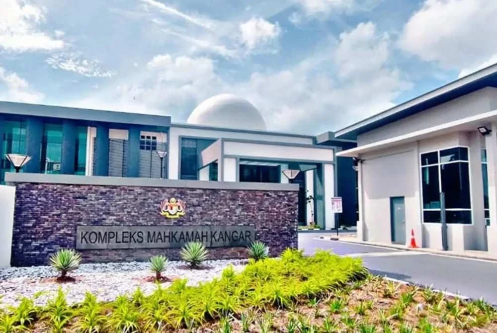 Seorang jurulatih badminton didenda RM3,000 oleh Mahkamah Sesyen Kangar pada Jumaat selepas mengaku bersalah atas pertuduhan memberi suapan wang tunai RM55 kepada seorang koperal polis pada Mei 2022.