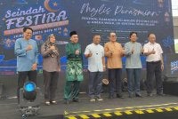 Amirudin (tengah) bergambar bersama dalam Majlis Perasmian Festival Ramadan Selangor (FESTIRA 2026) di Aneka Walk, Shah Alam Sentral, Seksyen 14 pada Rabu.