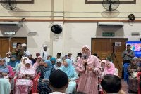 Fadhlina (tengah) pada Program Jaulah Ramadan Menteri Pendidikan di Sekolah Menengah Kebangsaan Agama (SMKA) Maahad, Muar.
