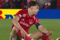 Yates menahan kesakitan selepas mengalami kecederaan di jari kelengkengnya.