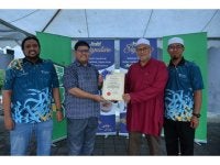 Pihak masjid memberikan sijil penghargaan kepada Azri Fahmi (dua dari kiri) yang mewakili Serba Wangi Food Sdn Bhd.