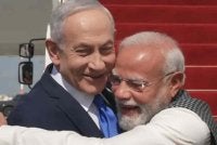 Kedua-dua pemimpin saling berpelukan menunjukkan keakbraban mereka. Foto Agensi