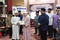 Fadhlina (Dua kanan) menyerahkan tablet kepada pelajar pada Program Jaulah Ramadan Menteri Pendidikan di Sekolah Menengah Kebangsaan Agama (SMKA) Maahad, Muar. 