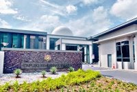 Seorang jurulatih badminton didenda RM3,000 oleh Mahkamah Sesyen Kangar pada Jumaat selepas mengaku bersalah atas pertuduhan memberi suapan wang tunai RM55 kepada seorang koperal polis pada Mei 2022.