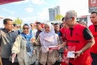 Fuziah (dua dari kanan) semasa mengadakan sesi Walkabout Bazar Ramadan Rahmah (BRR) Peringkat Zon Timur di pekarangan Mydin Mall Tunjung, Kota Bharu pada Jumaat. - Foto:SINAR HARIAN/HAZELEN LIANA KAMARUDIN