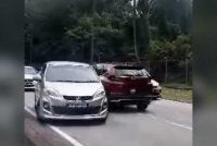 Tangkap layar video memaparkan sebuah kenderaan dipandu secara melawan arus sehingga menyebabkan kemalangan di Jalan Dato Abu Bakar 16/1 Petaling Jaya pada Jumaat.