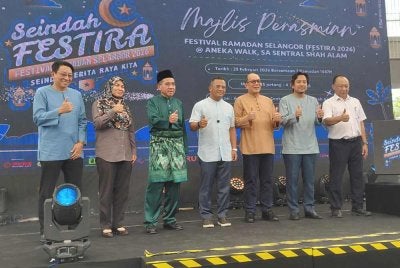Amirudin (tengah) bergambar bersama dalam Majlis Perasmian Festival Ramadan Selangor (FESTIRA 2026) di Aneka Walk, Shah Alam Sentral, Seksyen 14 pada Rabu.