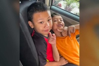 Fizikal Aidan (duduk) lebih besar daripada abangnya yang berusia sembilan tahun. Foto ihsan Nur Syafiqa