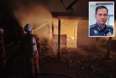 Seorang kanak-kanak maut dalam kebakaran rumah di Kampung Seri Cheeding, Kuala Langat 6 Februari lalu. Foto: Bomba Selangor - Gambar kecil (Nor Hisham)