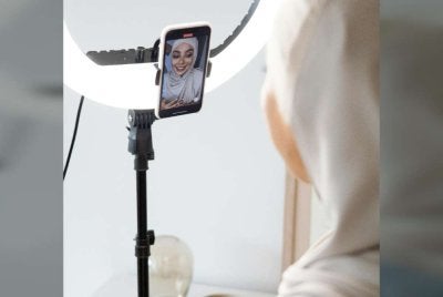 Dalam zaman serba digital, penyakit kemaruk perhatian semakin parah. Gambar hiasan