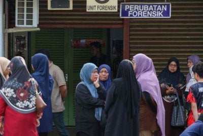 Ahli keluarga dan rakan-rakan kepada lima mangsa sekeluarga yang maut dalam kebakaran di Kampung Pamah Kulat, Ulu Dong awal pagi tadi dilihat berkumpul di Unit Forensik Hospital Raub. - Bernama